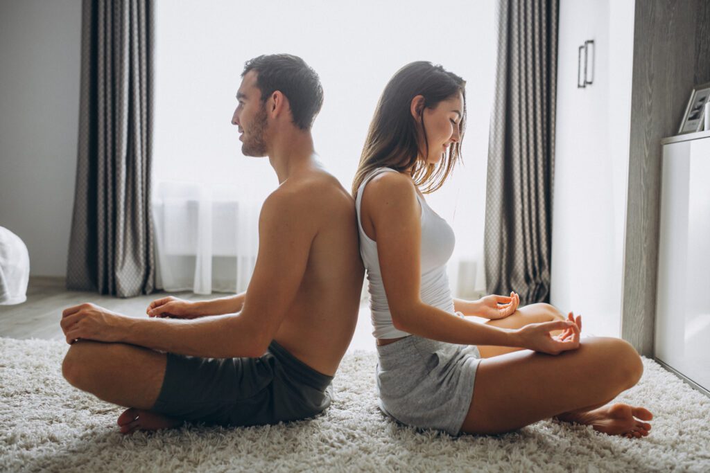 Casal realizando meditação juntos