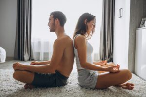 Casal realizando meditação juntos