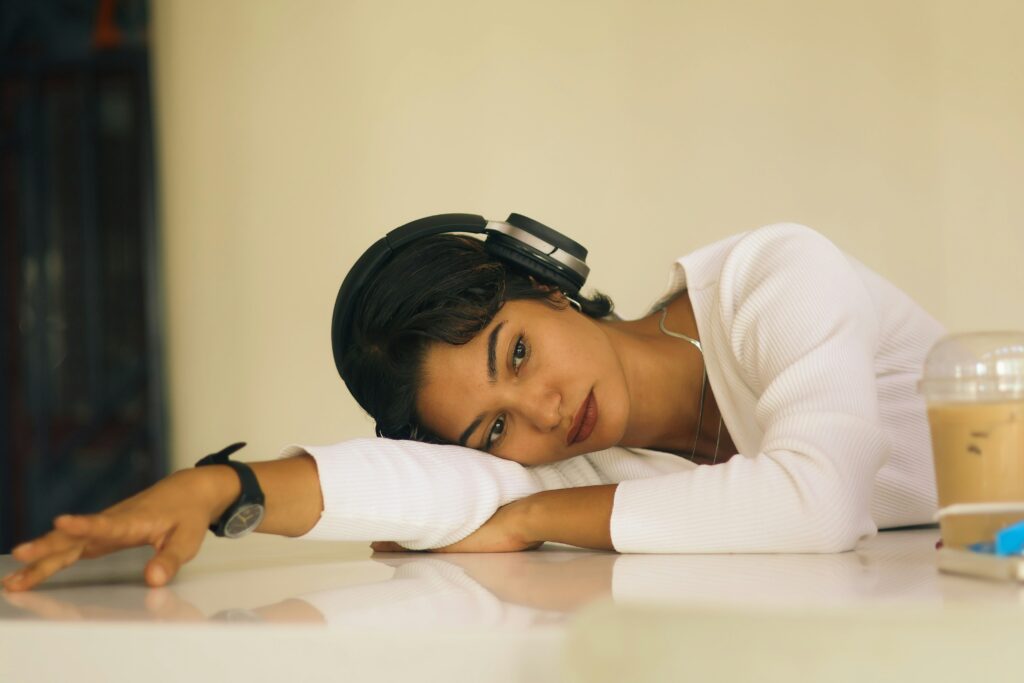mulher ouvindo música no fone de ouvido