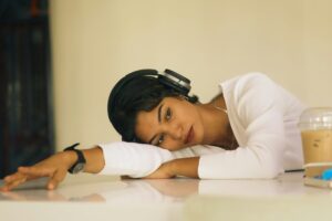 mulher ouvindo música no fone de ouvido