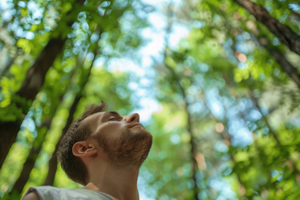 homem respirando meio a natureza