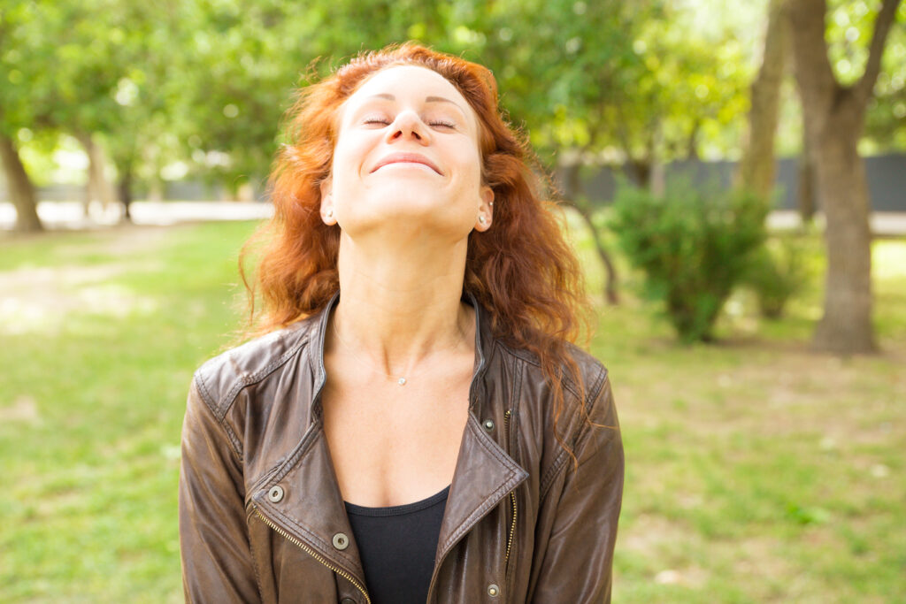 mulher respirando no parque